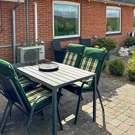 Feriehus 4 Bedroom Lovely In