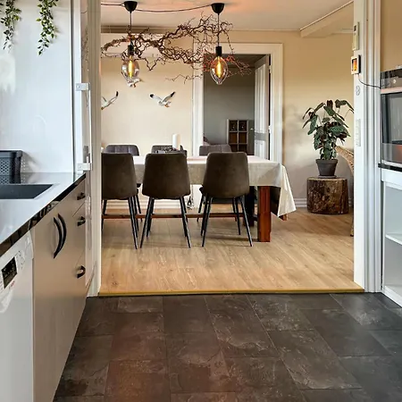 Сasa de vacaciones 4 Bedroom Lovely In